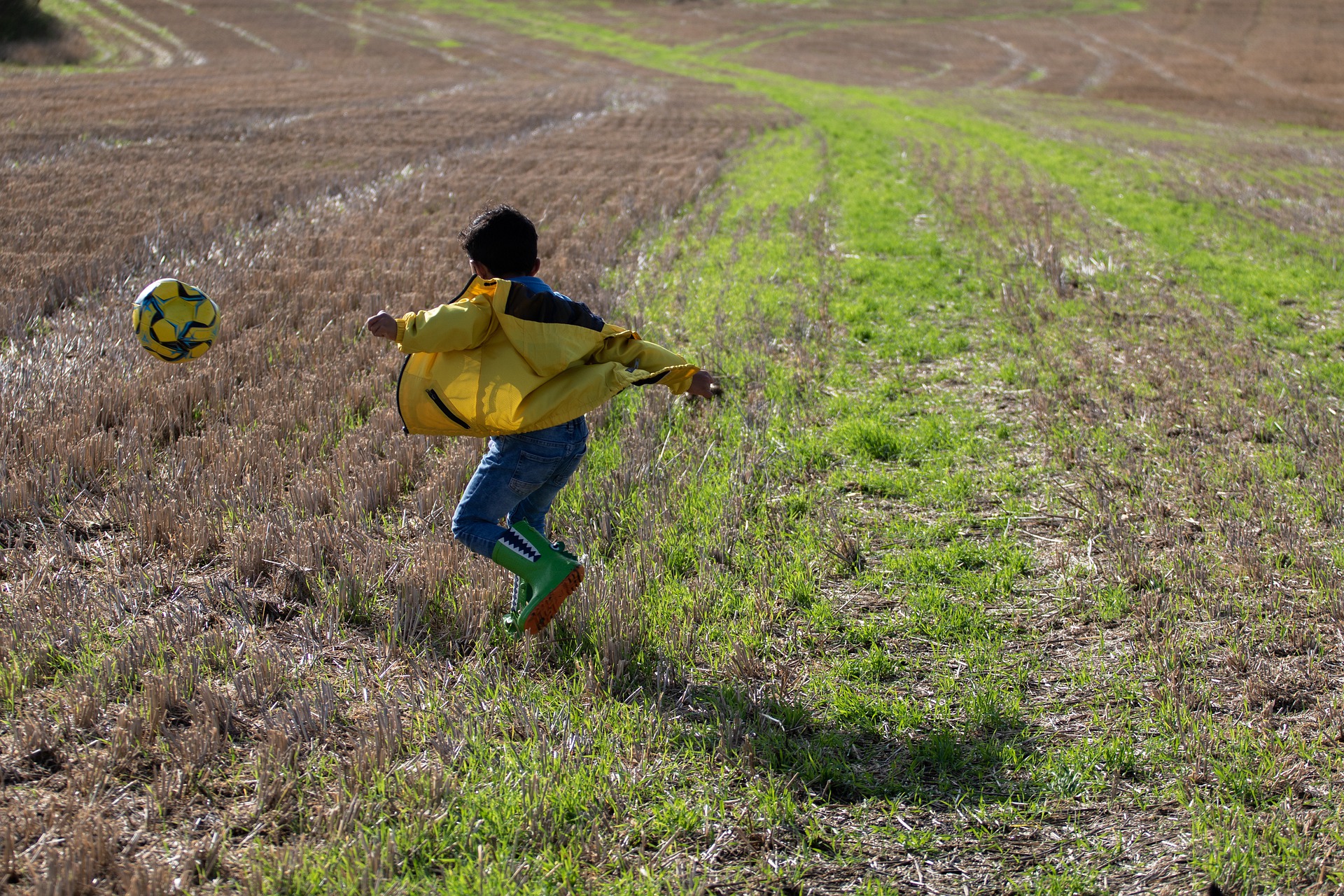 boy-playing-football-4560042_1920