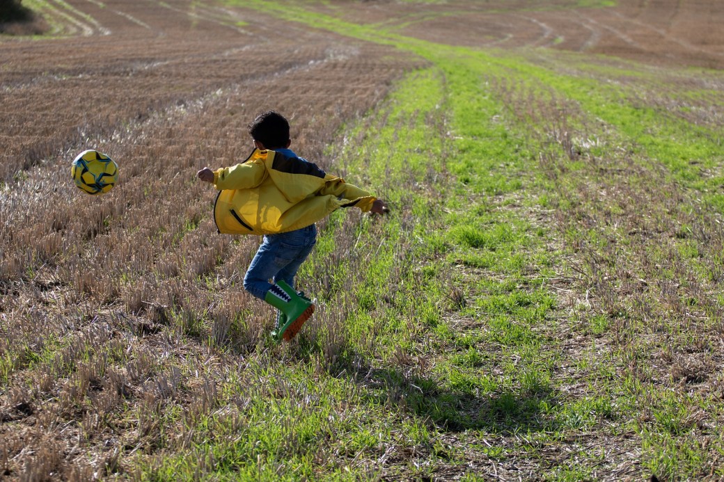 boy-playing-football-4560042_1920